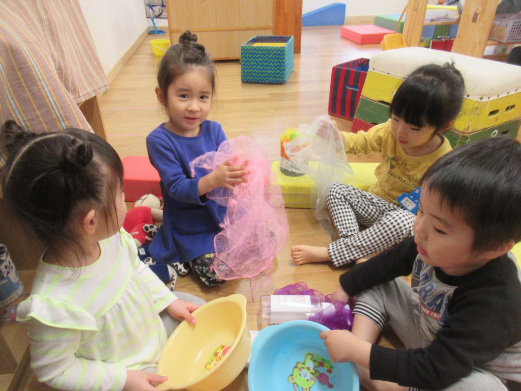2歳児どんぐり組 お友達とごっこ遊び とみせ幼稚園